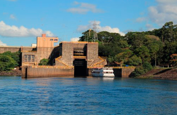 Lock gate with a ship